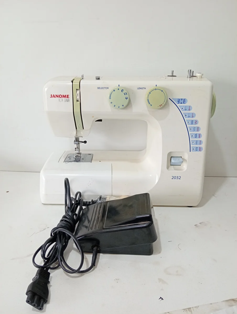 Maquina De Coser Familiar Marca Janome Modelo 2032 Usado En Buen Estado Acc Pedal
