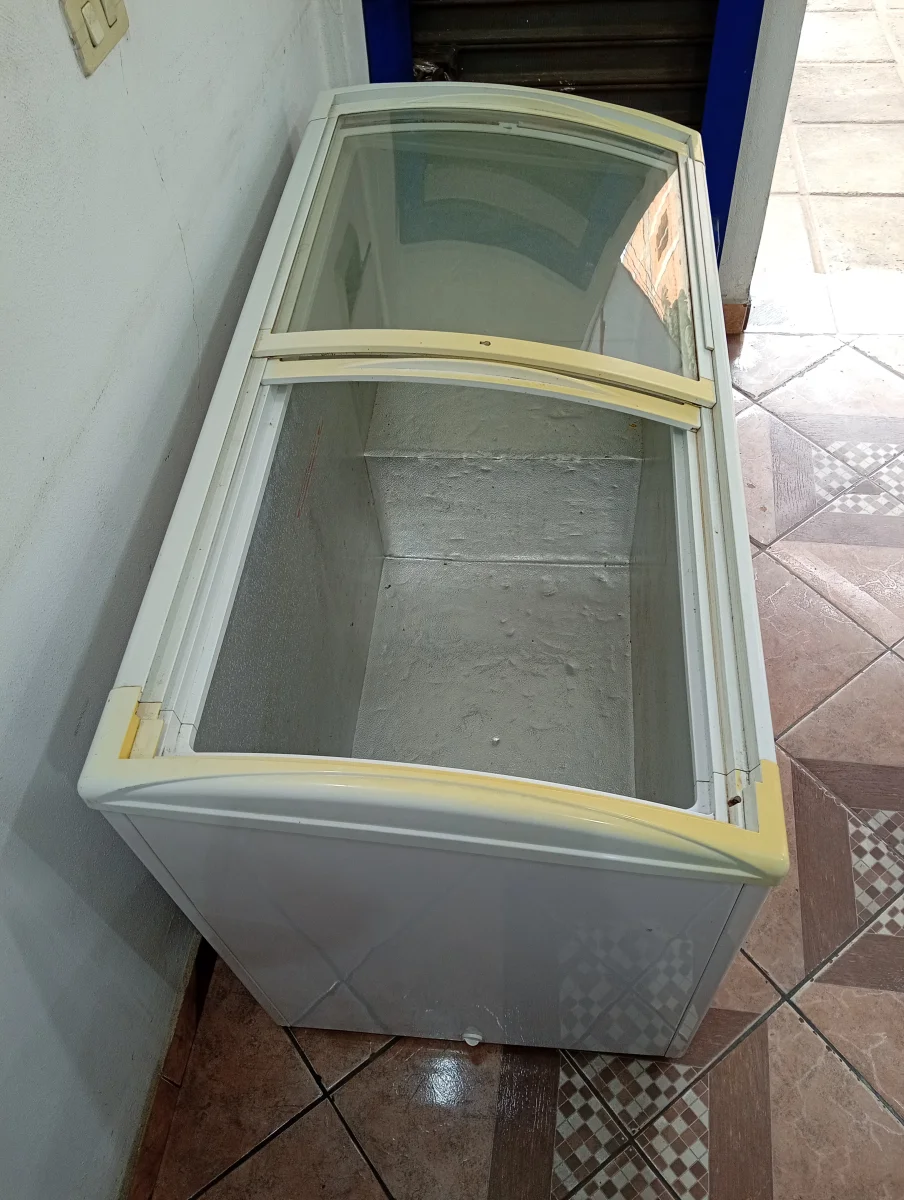 Foto 2 de Congeladora / Frezzer Marca Consumer Litros 400 Modelo Cmr400 Usado En Buen Estado Acc No Tiene