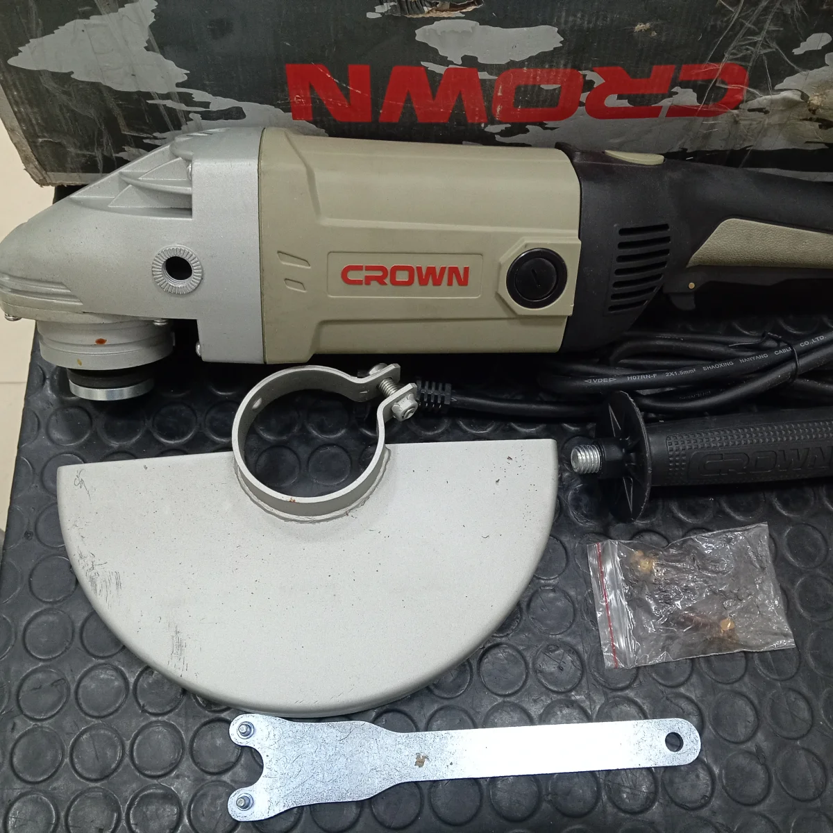 Foto 2 de Pulidora Marca Crowm Modelo Ct13070 Tamaño Grande Usado En Buen Estado Acc Cable CteProtectorMangoCarbón De RepuestoLlave