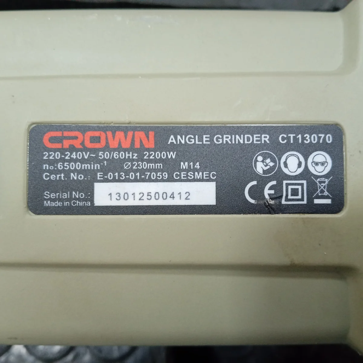 Foto 3 de Pulidora Marca Crowm Modelo Ct13070 Tamaño Grande Usado En Buen Estado Acc Cable CteProtectorMangoCarbón De RepuestoLlave