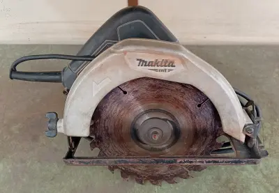 Sierra Tipo Circular Marca Makita Modelo M5801 Usado En Buen Estado Acc Protector