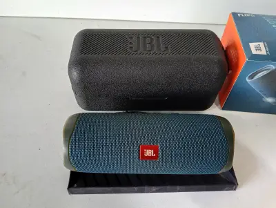 Parlante Portatil Marca Jbl Modelo Flip5 5 Usado En Buen Estado Con En Caja Acc No Tiene