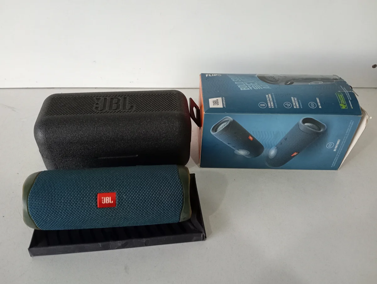 Foto 2 de Parlante Portatil Marca Jbl Modelo Flip5 5 Usado En Buen Estado Con En Caja Acc No Tiene