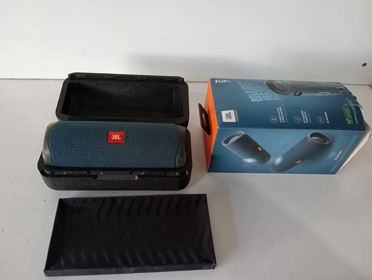 Foto 3 de Parlante Portatil Marca Jbl Modelo Flip5 5 Usado En Buen Estado Con En Caja Acc No Tiene