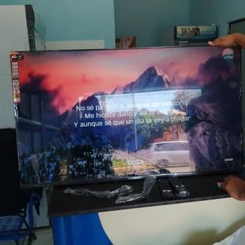 Televisor Led Smart De 50 '' Marca Tokyo Modelo Tvtokuf50wb Con Control Usado En Buen Estado Acc Dos Controles Dos Patitas