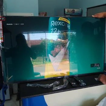 Foto 2 de Televisor Led Smart De 50 '' Marca Tokyo Modelo Tvtokuf50wb Con Control Usado En Buen Estado Acc Dos Controles Dos Patitas