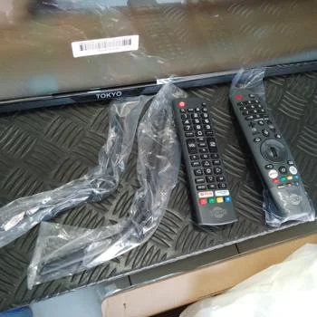 Foto 3 de Televisor Led Smart De 50 '' Marca Tokyo Modelo Tvtokuf50wb Con Control Usado En Buen Estado Acc Dos Controles Dos Patitas