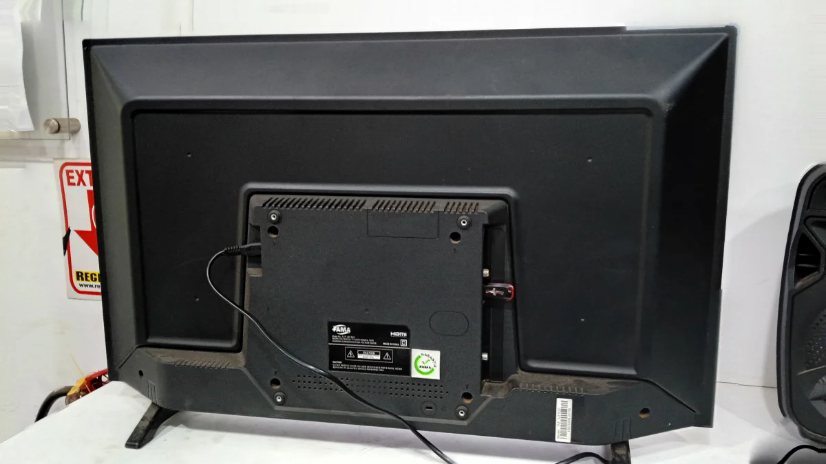 Foto 2 de Televisor Led Convencional De 32 '' Marca Fama Modelo Tvf-32fs20 Usado En Buen Estado Con Control Sin Caja Acc C/Patias