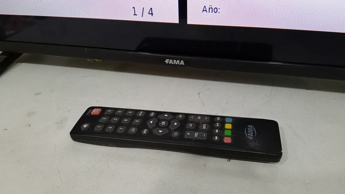 Foto 3 de Televisor Led Convencional De 32 '' Marca Fama Modelo Tvf-32fs20 Usado En Buen Estado Con Control Sin Caja Acc C/Patias