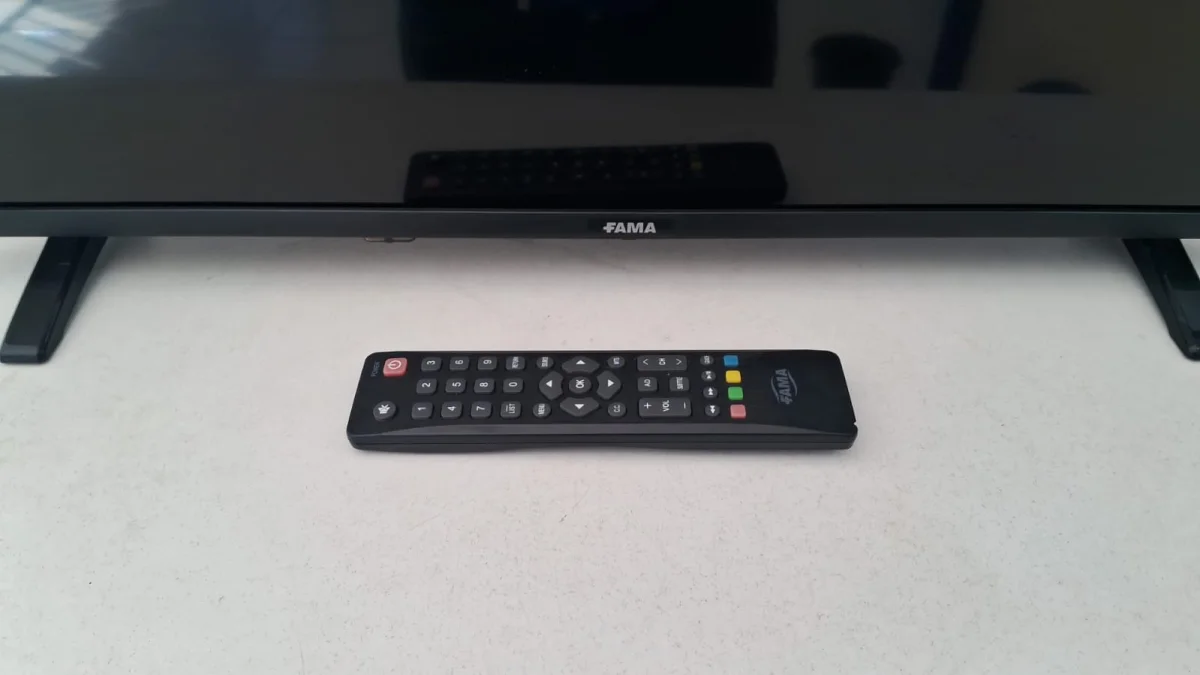 Foto 2 de Televisor Led Convencional De 32 '' Marca Fama Modelo Tvf-32fs20 Usado En Buen Estado Con Control Sin Caja Acc C/Patias