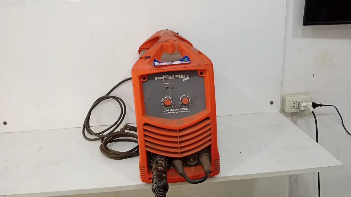 Foto 2 de Soldador Marca Gladiator Modelo Im8200/220 Usado En Buen Estado Acc No Tiene