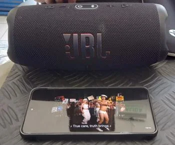 Foto 2 de Parlante Portatil Marca Jbl Modelo Charge 5 Usado En Buen Estado Con S/ Cable Usb Acc UsbBt