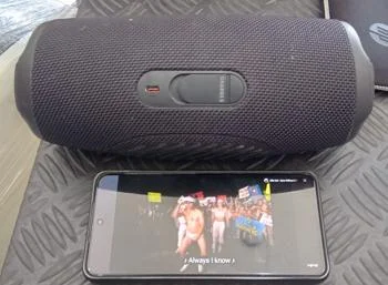 Foto 3 de Parlante Portatil Marca Jbl Modelo Charge 5 Usado En Buen Estado Con S/ Cable Usb Acc UsbBt