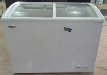 Congeladora / Frezzer Marca Consumer Litros : 300 Modelo Cmr-300 Usado Con Desgaste Acc: Tipo Para Helado De Dos Puertas De Vidrios Encurvado C/ Una Canasta Comentario: Parte Adentro La Base Del Congelador Tiene Varios Agujeros Y AbolladosPor Eso El Prestamo Es Bajo