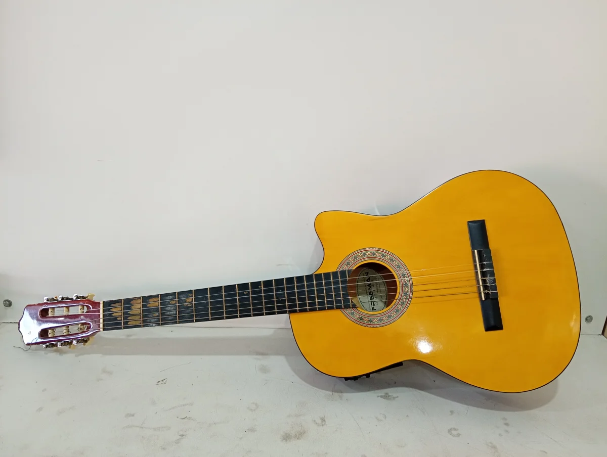 Guitarra Marca Freeman Modelo Frcg44ceq-Yw Usado Con Desgaste Acc S/A