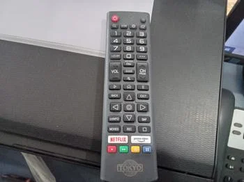Foto 2 de Televisor Led Smart De 50 '' Marca Tokyo Modelo Tvtokud50wd Con Control Usado En Buen Estado Acc Par De Patitas