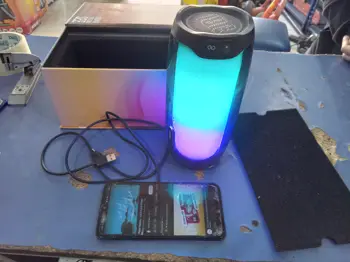 Speaker Potencia Watts 2 Marca Jbl Sin Control Modelo Pulse 4 Con Caja Acc Cable Cargador