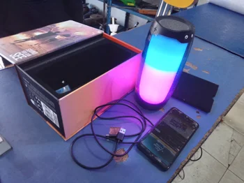 Foto 2 de Speaker Potencia Watts 2 Marca Jbl Sin Control Modelo Pulse 4 Con Caja Acc Cable Cargador