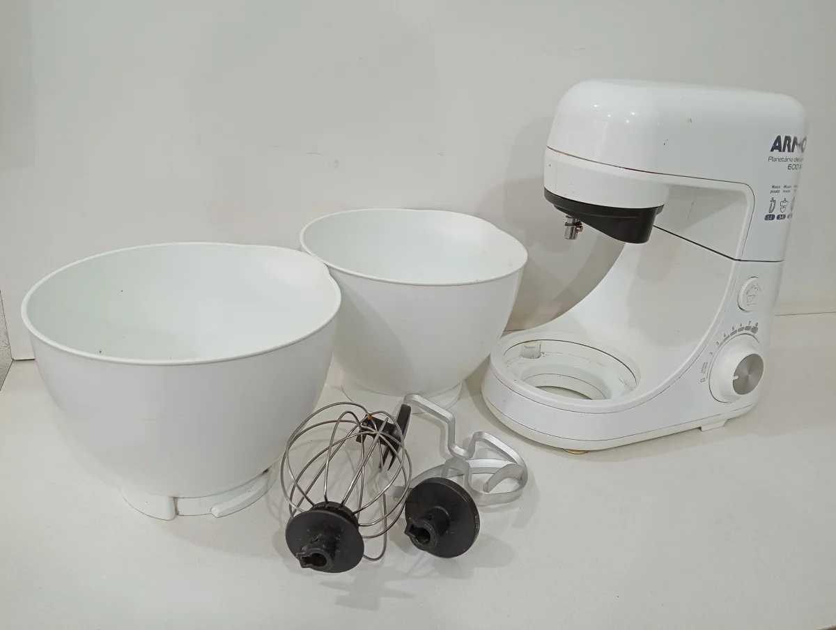 Foto 2 de Batidora Marca Arno Modelo Deluxe Usado En Buen Estado Acc Cuatro Batidores. Dos Bowls