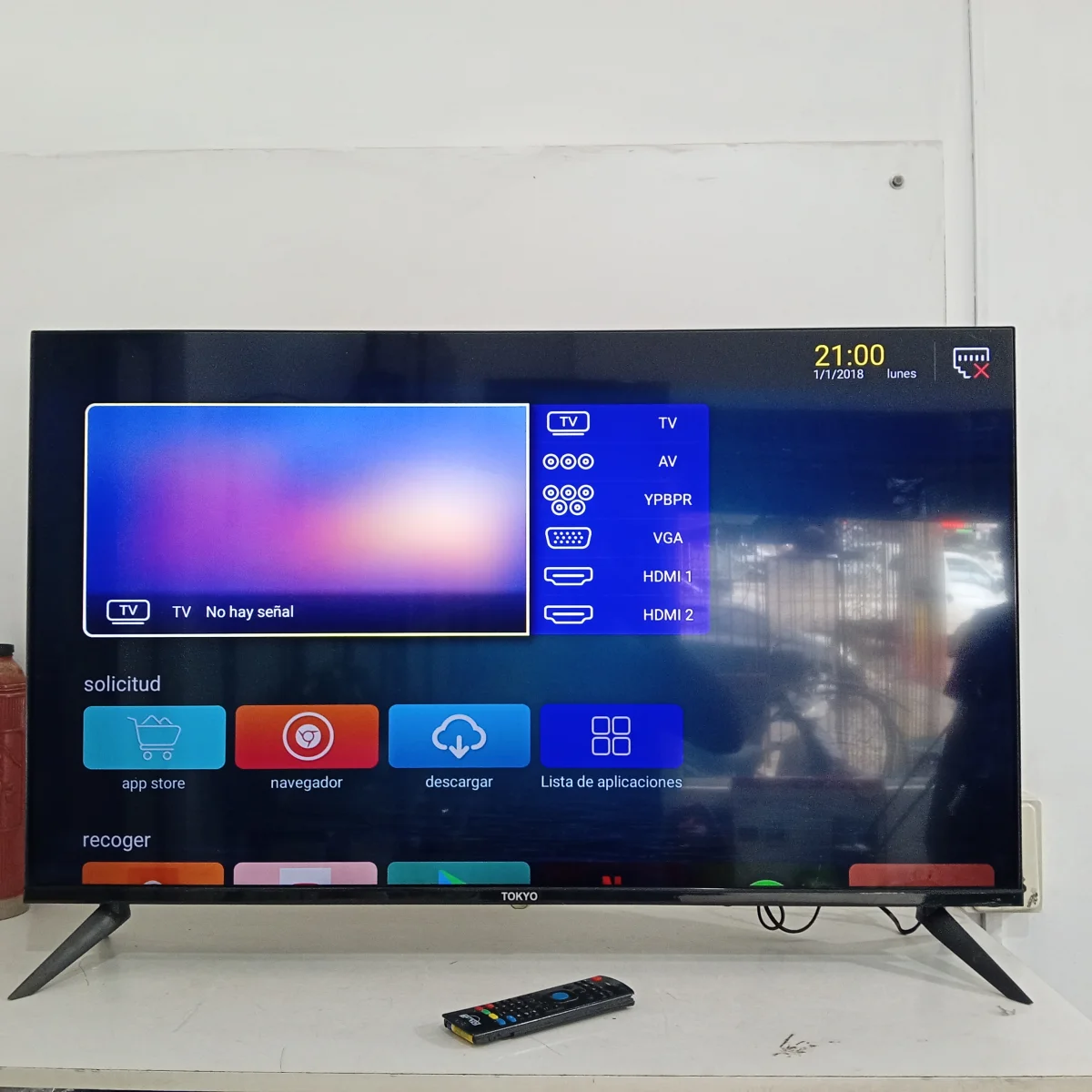 Televisor Led Smart De 43 '' Marca Tokyo Modelo Tokh43sam Con Control Usado Con Desgaste Acc Con 2 Patitas De Pedestal Con Ent. Hdmi Usb