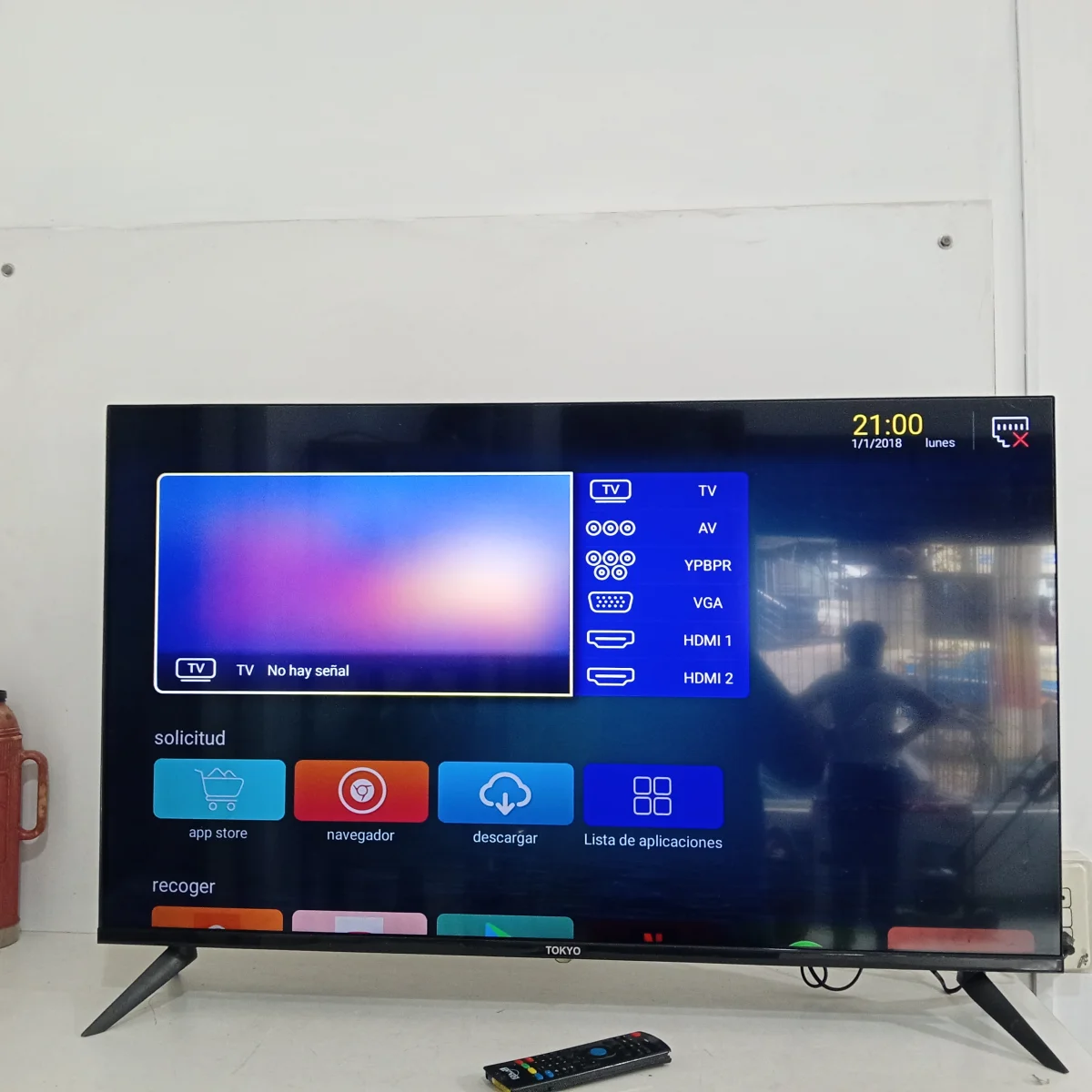 Foto 2 de Televisor Led Smart De 43 '' Marca Tokyo Modelo Tokh43sam Con Control Usado Con Desgaste Acc Con 2 Patitas De Pedestal Con Ent. Hdmi Usb