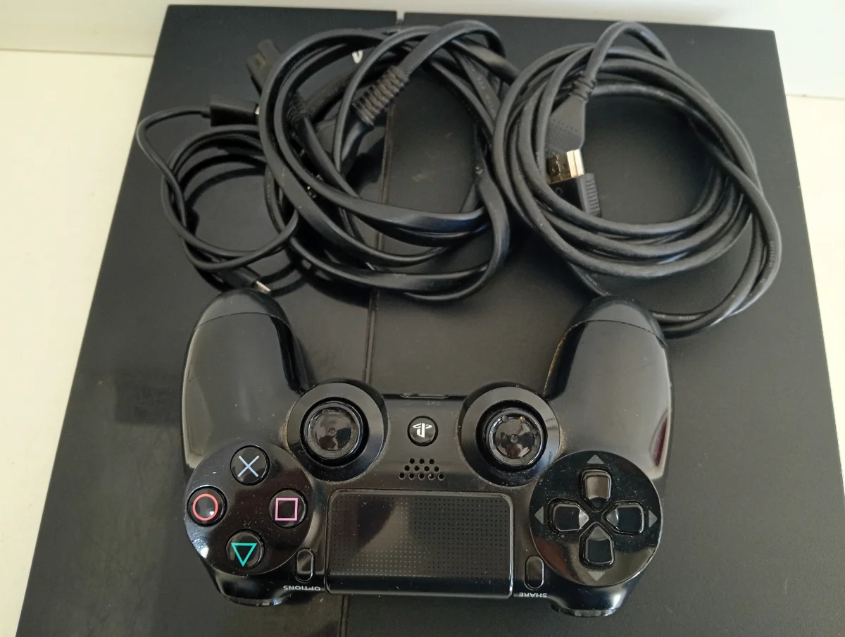 Foto 2 de Juego Electronico Ps4 Marca Sony Modelo Cuh-1011a Disco Duro 1.000 Gb Sin Control Sin Caja Usado Con Desgaste Acc Cable Hmdi Power Y Cargador