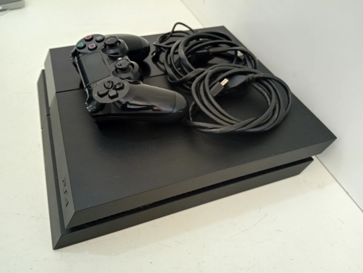 Foto 3 de Juego Electronico Ps4 Marca Sony Modelo Cuh-1011a Disco Duro 1.000 Gb Sin Control Sin Caja Usado Con Desgaste Acc Cable Hmdi Power Y Cargador