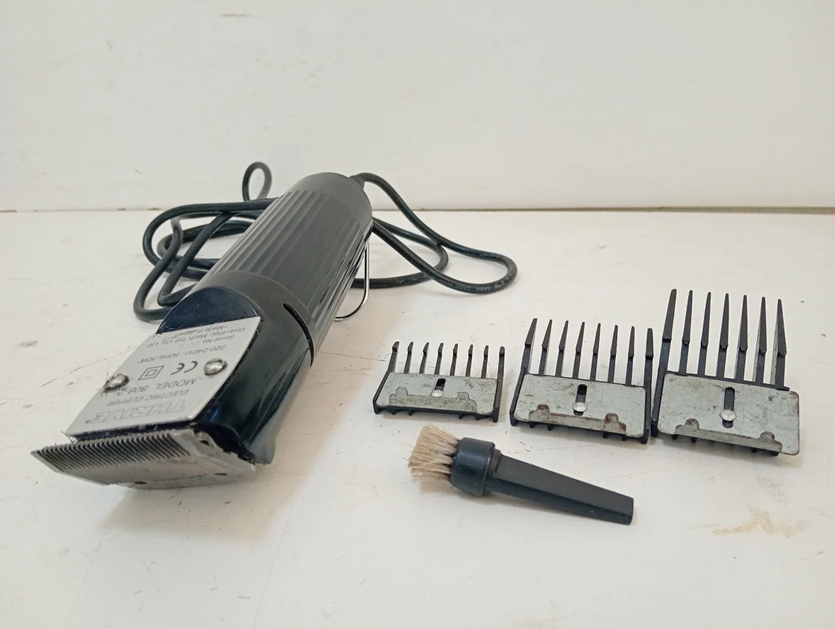 Foto 2 de Maquina De Cortar Cabello Marca Trive Modelo 808-2 Usado En Buen Estado Acc Tres Peinetas1 CepillitoEn Caja Semi Estropeado