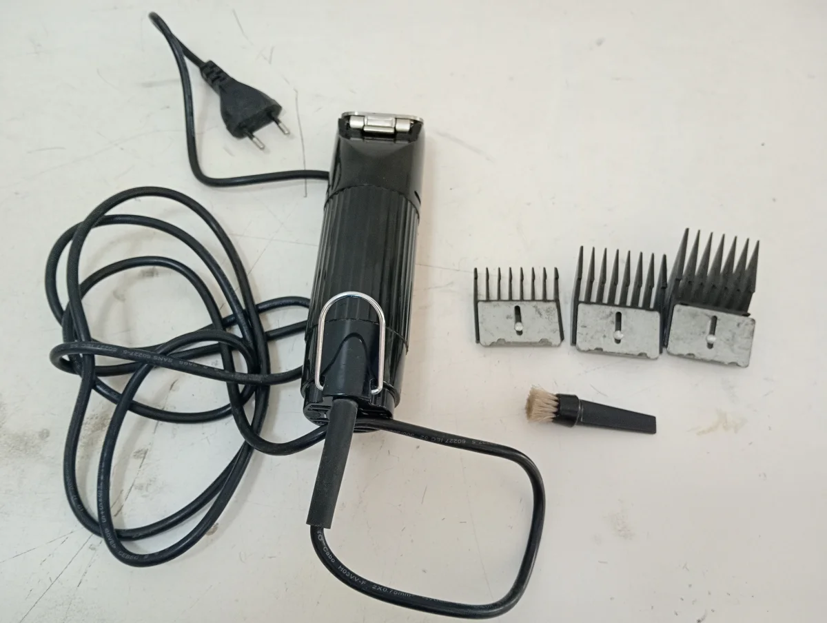 Foto 3 de Maquina De Cortar Cabello Marca Trive Modelo 808-2 Usado En Buen Estado Acc Tres Peinetas1 CepillitoEn Caja Semi Estropeado