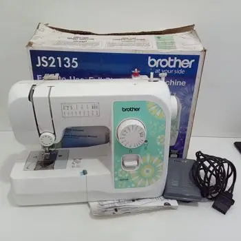 Maquina De Coser Familiar Marca Brother Modelo Js 2135 Usado En Buen Estado Acc PedalManualEn CajaLuz