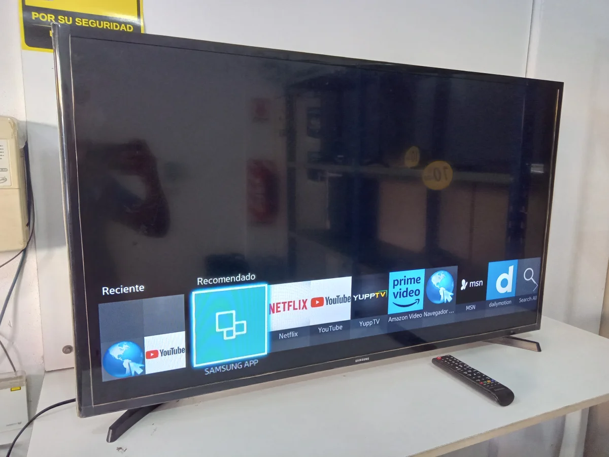 Televisor Led Smart De 43 '' Marca Samsung Modelo Un43j5200 Con Control Usado En Buen Estado Acc Patitas