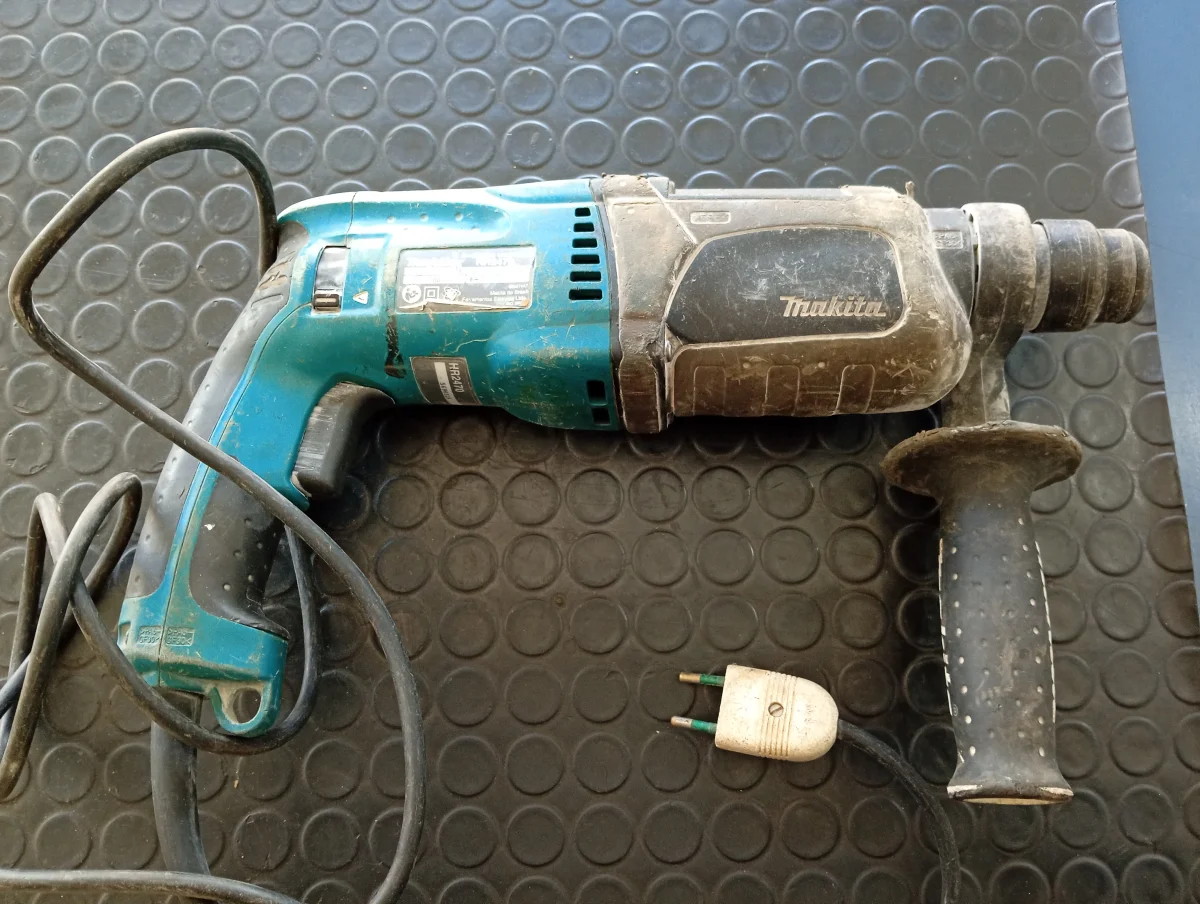 Foto 2 de Taladro Marca Makita Modelo Hr2470 Usado En Buen Estado Acc Mango