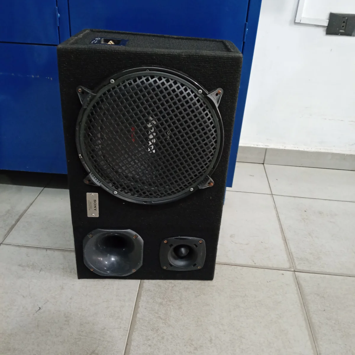 Foto 2 de Caja C/ Parlantes Para Auto Usado En Buen Estado Acc Boffer Marca Sony Xplot 1800w Con Corneta Y Tuister Jbl Caja Forrada