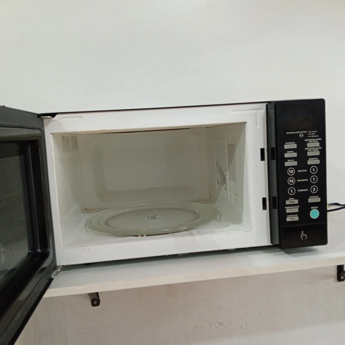 Foto 3 de Microondas Marca Matsui Modelo Mt-Hm3815-N Usado En Buen Estado Acc Plato De Vidrio 38lts