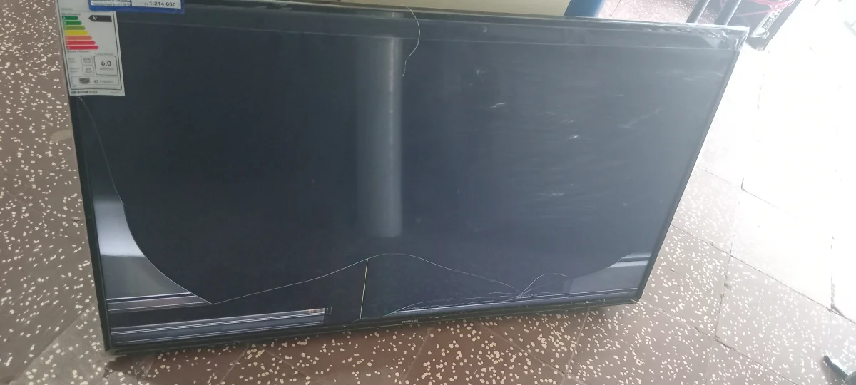 Televisor Led Smart De 43 '' Marca Samsung Modelo Un43t5202ag Con Control Usado En Buen Estado Acc WifiCable PowerPar De Patitas