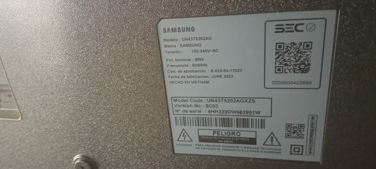 Foto 2 de Televisor Led Smart De 43 '' Marca Samsung Modelo Un43t5202ag Con Control Usado En Buen Estado Acc WifiCable PowerPar De Patitas