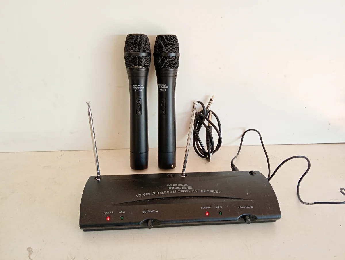 Par De Microfonos Marca Mega Bass Modelo Vz621 Con Caja Acc CargadorCable Plus2 MicrofonosAntenas