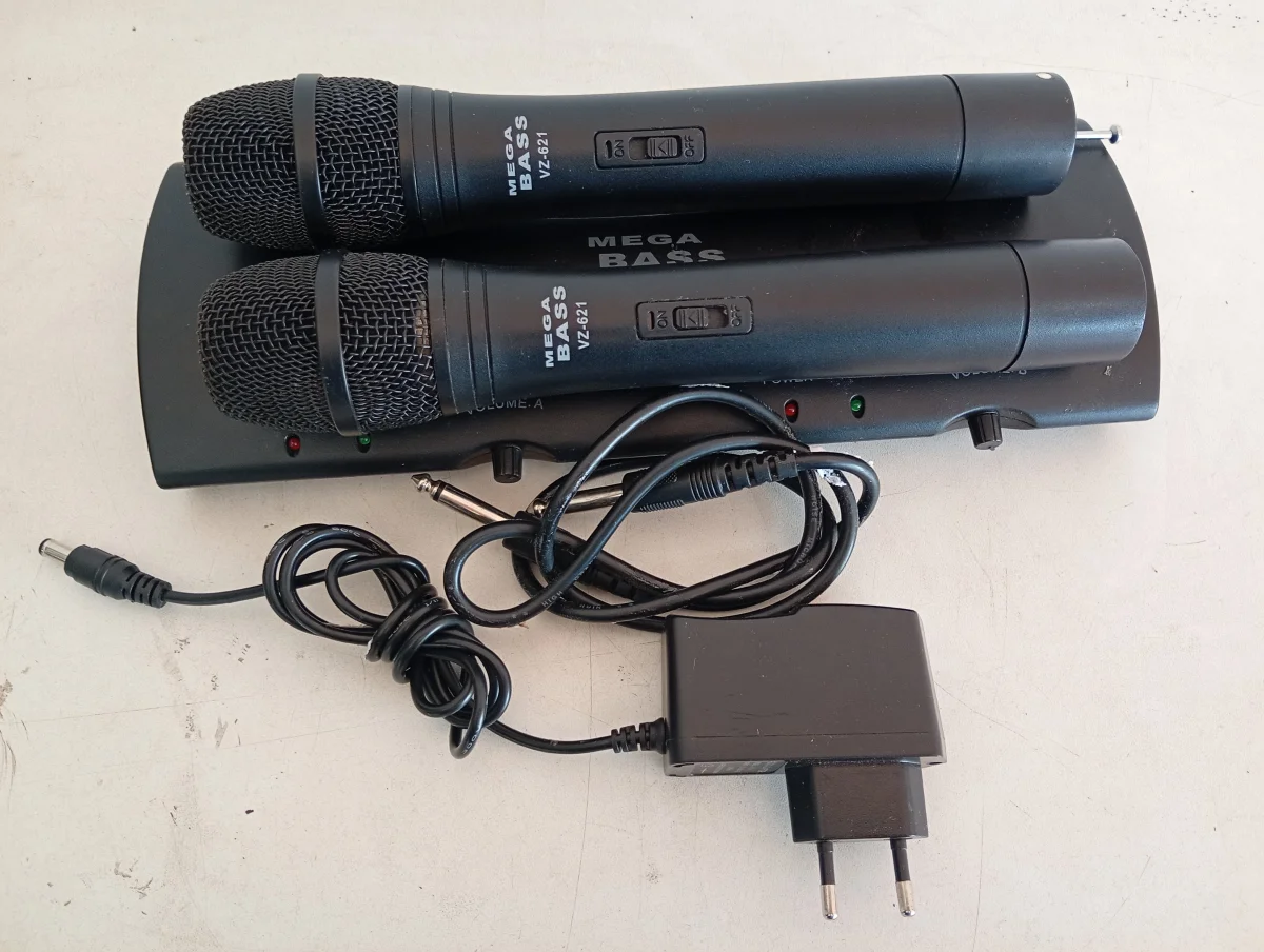 Foto 2 de Par De Microfonos Marca Mega Bass Modelo Vz621 Con Caja Acc CargadorCable Plus2 MicrofonosAntenas