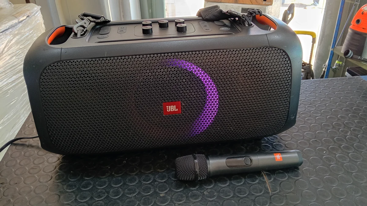 Parlante Portatil Marca Jbl Modelo Partybox Onthego Usado En Buen Estado Con Microgono+Correa Acc No Tiene