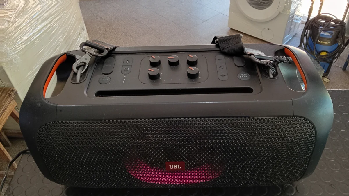 Foto 2 de Parlante Portatil Marca Jbl Modelo Partybox Onthego Usado En Buen Estado Con Microgono+Correa Acc No Tiene