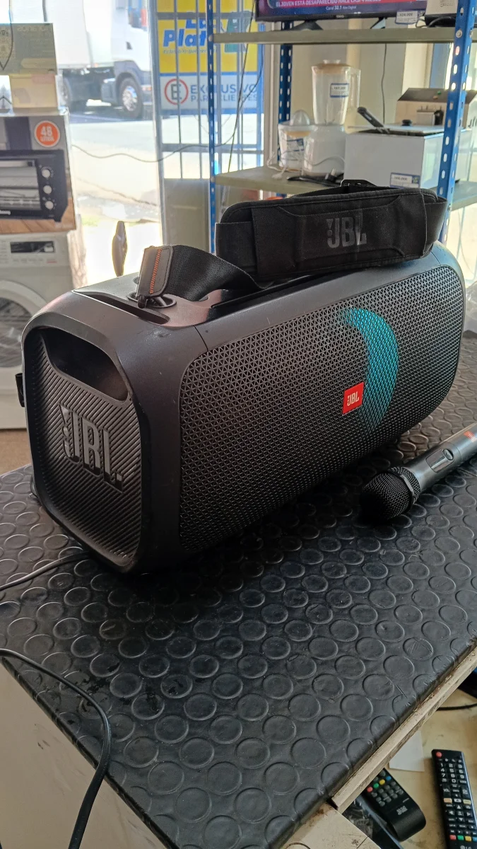Foto 3 de Parlante Portatil Marca Jbl Modelo Partybox Onthego Usado En Buen Estado Con Microgono+Correa Acc No Tiene