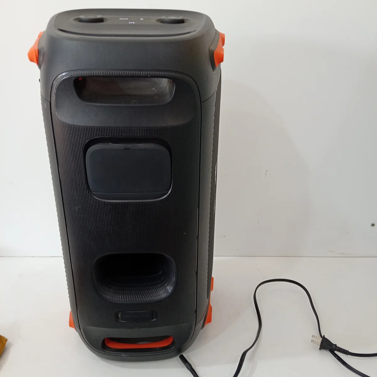 Foto 2 de Parlante Portatil Marca Jbl Modelo Partybox110 Usado En Buen Estado Con Bt Acc Cable Power