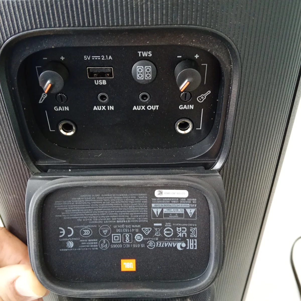 Foto 3 de Parlante Portatil Marca Jbl Modelo Partybox110 Usado En Buen Estado Con Bt Acc Cable Power
