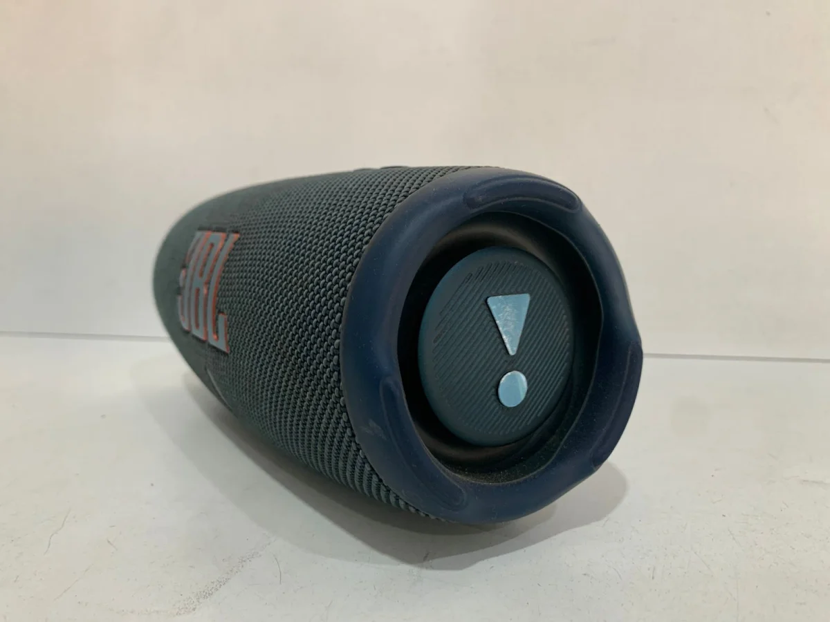 Foto 4 de Speaker Potencia Watts No Tiene Marca Jbl Sin Control Modelo Charge 5 Usado En Buen Estado Con Caja Acc C/Manual