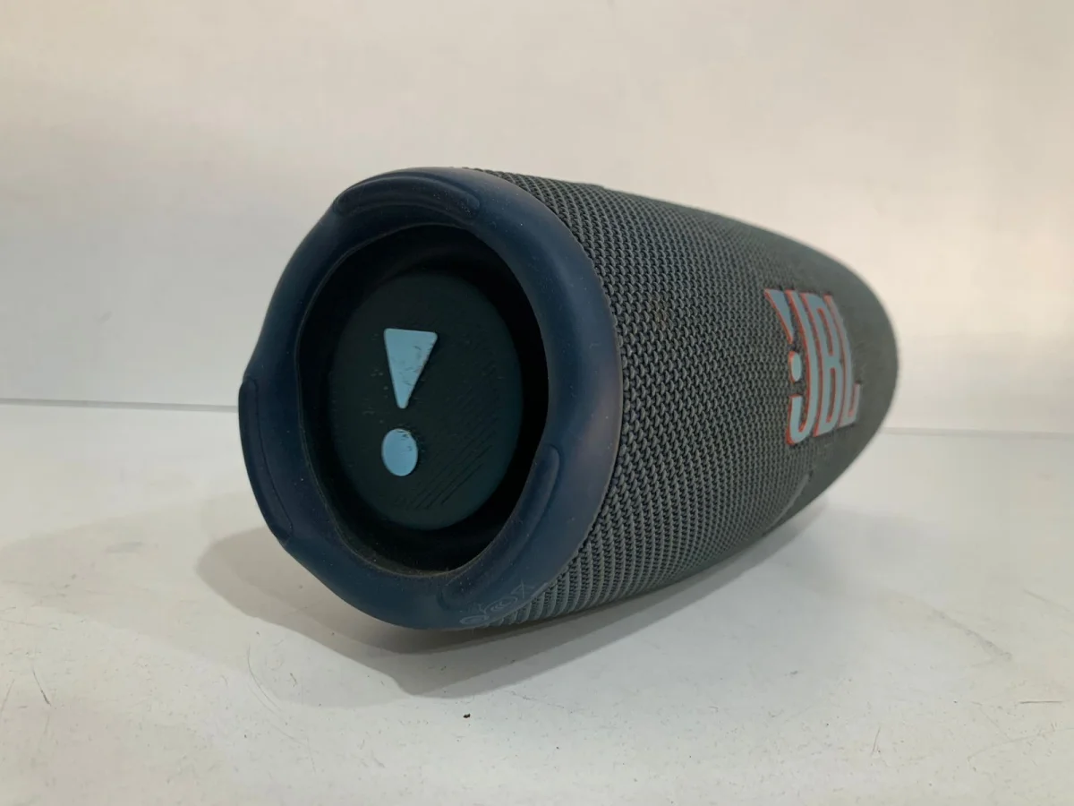 Foto 5 de Speaker Potencia Watts No Tiene Marca Jbl Sin Control Modelo Charge 5 Usado En Buen Estado Con Caja Acc C/Manual