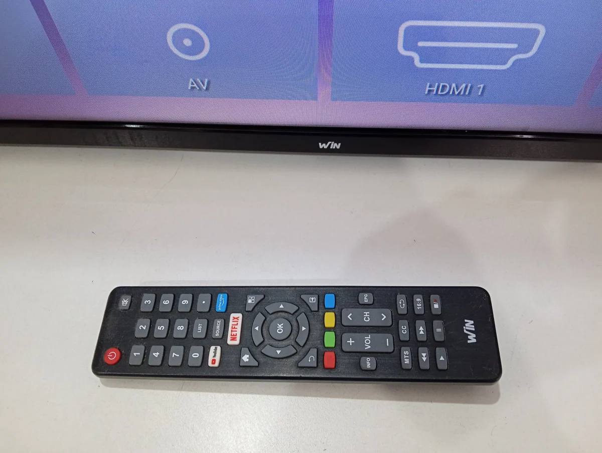 Foto 3 de Televisor Led Smart De 43 '' Marca Win Modelo 43fs Con Control Usado En Buen Estado Acc Caja Control Patitas