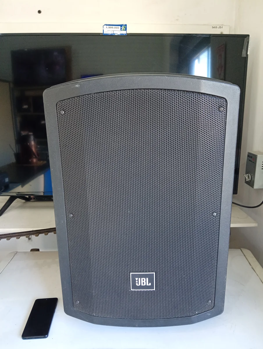Foto 2 de Caja Con Parlante Para Discoteca Marca Jbl Modelo Js-15bt Usado En Buen Estado Con Cable Corriente De 15 '' Acc No Tiene