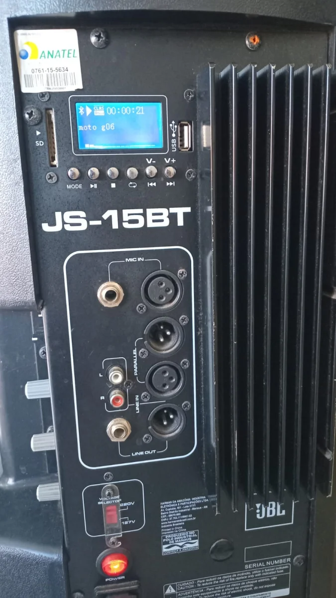 Foto 3 de Caja Con Parlante Para Discoteca Marca Jbl Modelo Js-15bt Usado En Buen Estado Con Cable Corriente De 15 '' Acc No Tiene