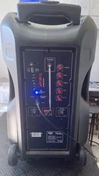 Foto 2 de Caja De Sonido Amplificada Marca Kolke Modelo Kpb-370 Con Control Usado En Buen Estado Acc C/ UsbFmBtMicrofonoBateriaDs Antena