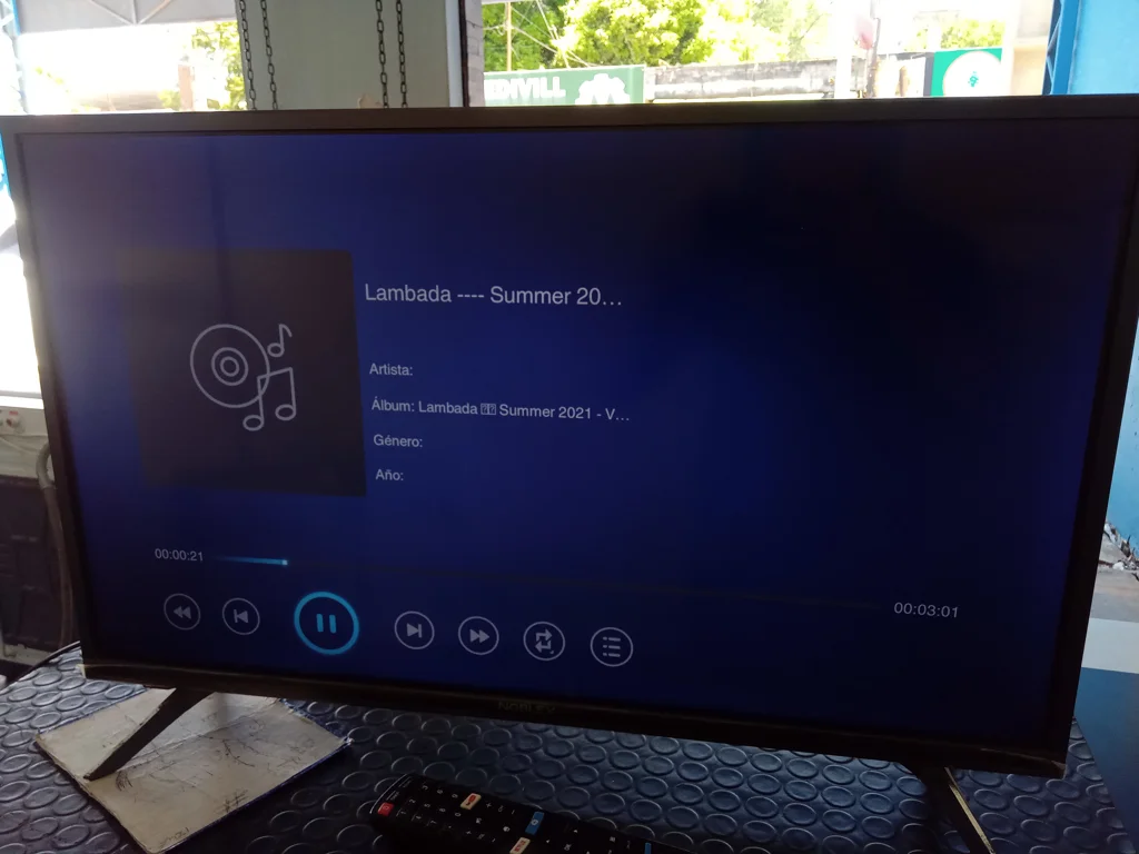 Televisor Led Smart De 32 '' Marca Noblex Modelo No Tiene Con Control Usado En Buen Estado Acc Par De Patitas